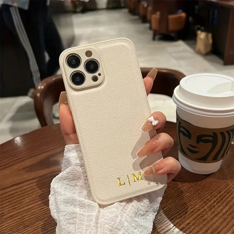 Phone Cases Personalised - iPhone 16/15/14/13/12/11 Pro Max用 パーソナライズカスタムネームケース イニシャルレター入りレザーDIYカバー