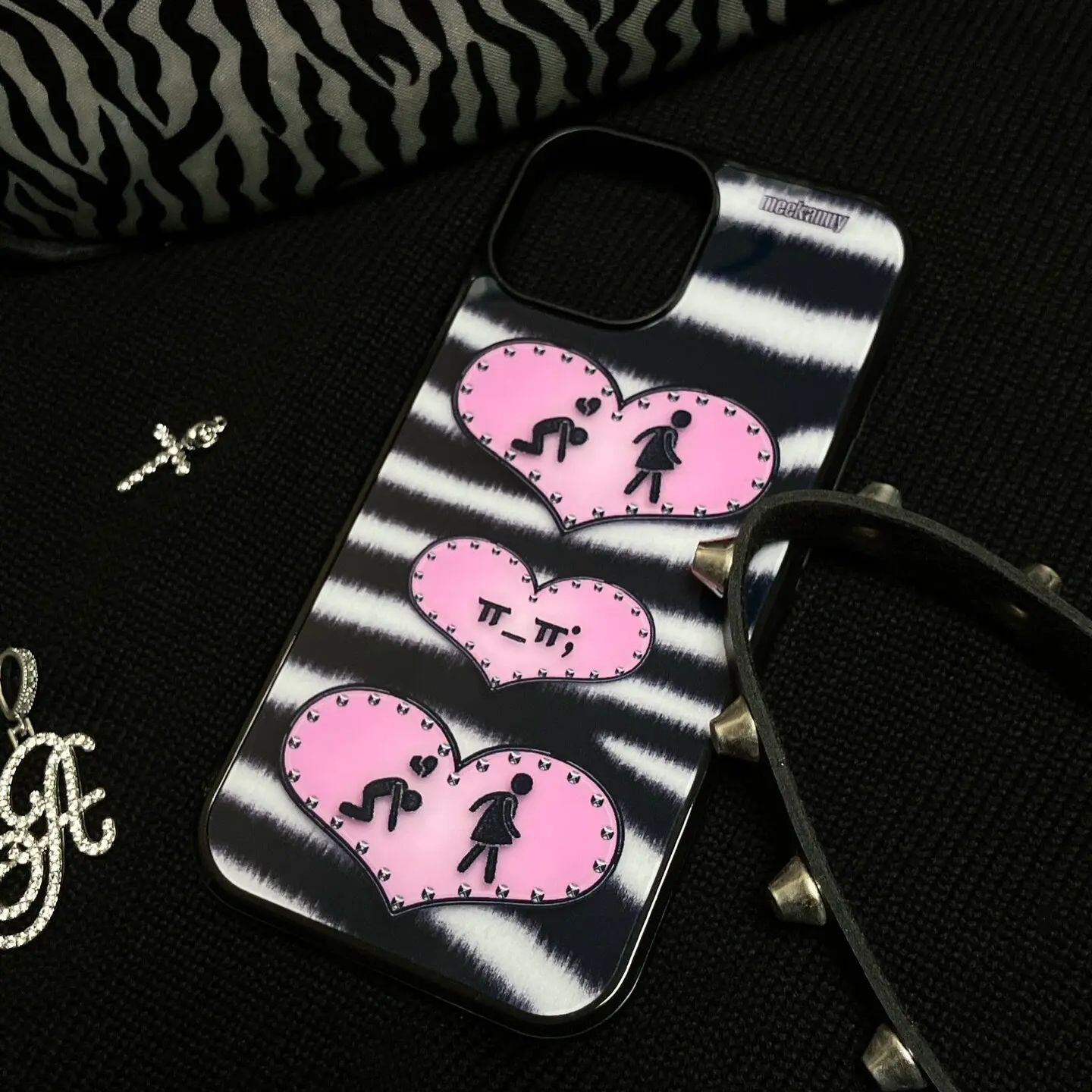 ニッチな個性派ブラック＆ピンクのラブY2Kストライプ柄スマホ - Phone Cases Personalised のレビューと価格