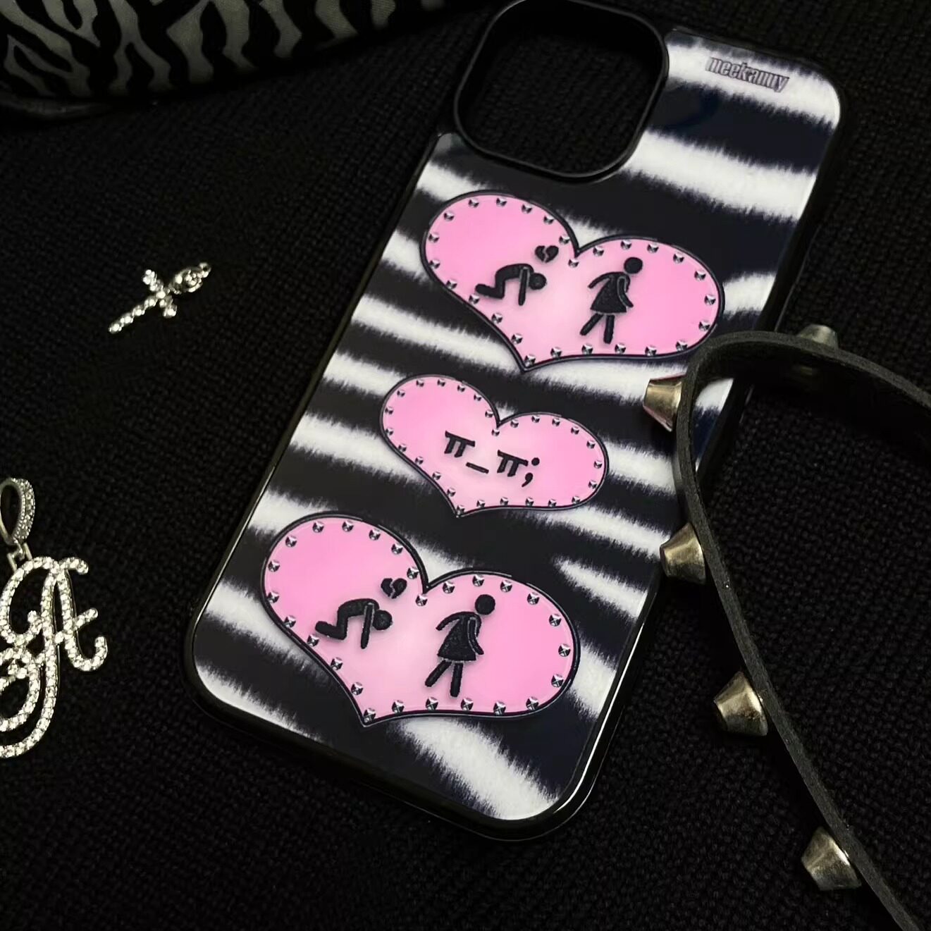 ニッチな個性派ブラック＆ピンクのラブY2Kストライプ柄スマホ - Phone Cases Personalised のレビューと価格