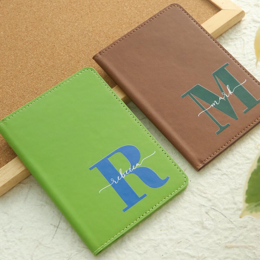 カスタムイニシャル＆名前入りパスポートカバー　名入れカスタム - Monogram Custom Case のレビューと価格